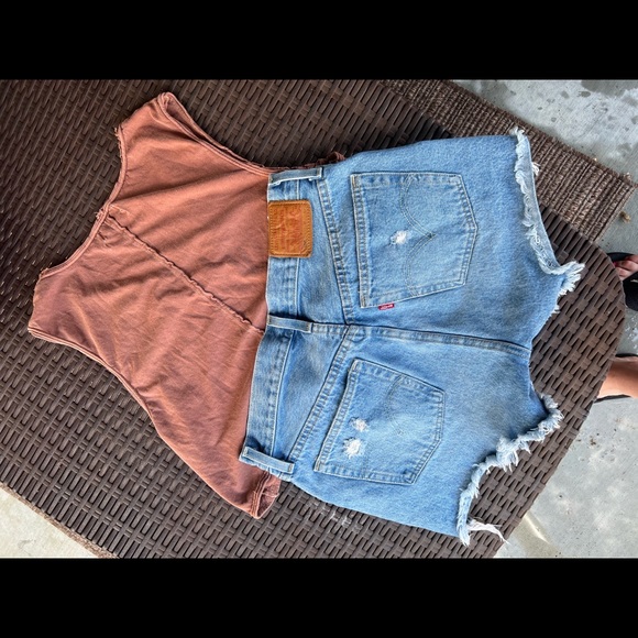 Levi Cut Off’s & Urban Outfitters Shirt Summer Outfit - Picture 2 of 5